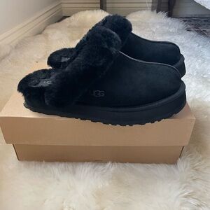 Sold out | discontinued UGG black platform classic slipper shoes
